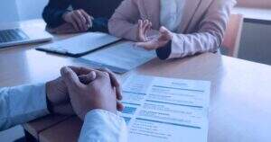 Busca emprego Veja as profissões que exigem inglês no currículo