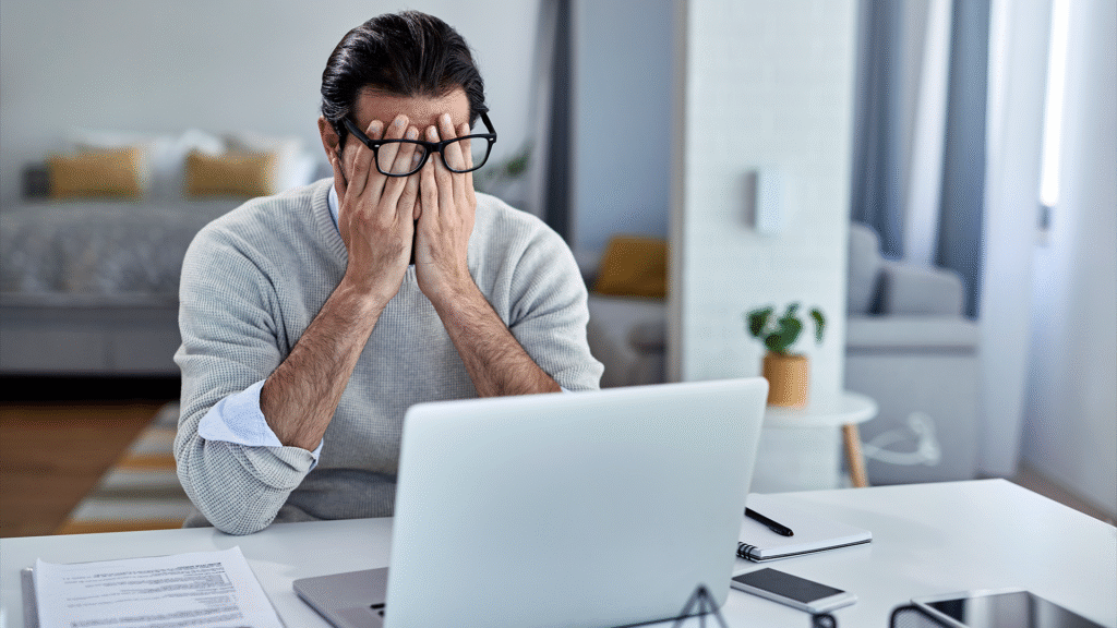 Quais são os sinais de sobrecarga no trabalho?