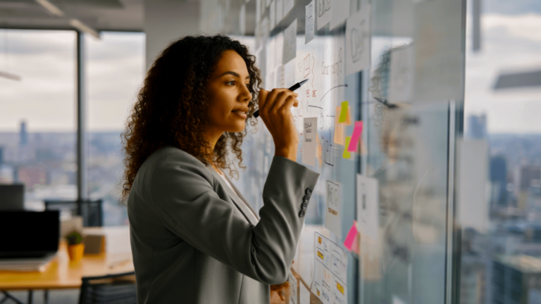 Foco, flexibilidade e conhecimento guiam os profissionais na construção do plano de carreira para 2026