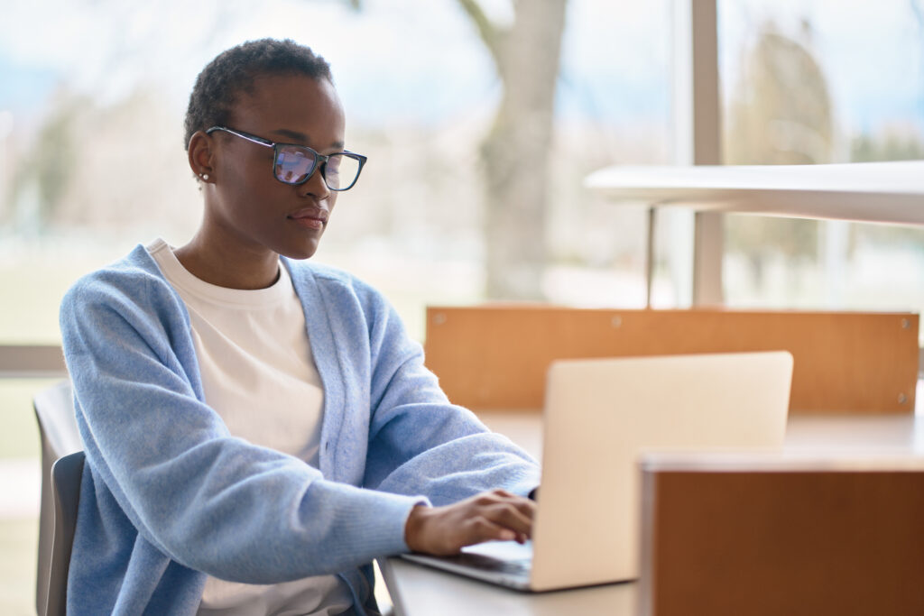Prompts para entrevista de emprego: 3 modelos para simular com a IA